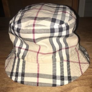Burberry reverseable bucket hat